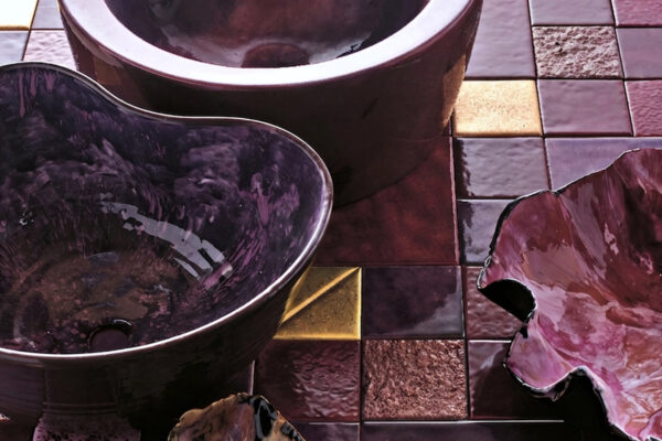 Vaso ‘Foglia’ medio, smaltatura ‘trionfo’ giallo. 
- 
Vaso ‘Foglia’ grande, smaltatura esterno 
nero interno ‘trionfo’ rosa. - 
Lavabo ‘Gran volta’ interno artificio violetta,
esterno unito violetto. - 
Lavabo ‘Cono’ smaltatura esterna
‘lustro’ viola, interno 
- FAN 71 viola sfumato.
