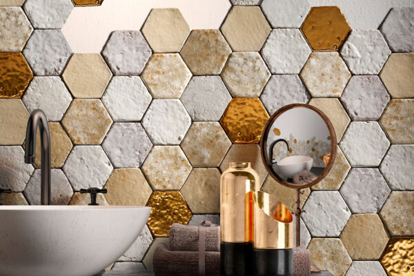 BIANCHI BEIGE E ORO MISTI BIANCO SALE, CALCE, GESSO, ARTIFICIO NOCCIOLA AVORIO, AMBRA, BIANCO TRASPARENTE, BIANCO ANTICATO
ESAGONO LATO 5 CM